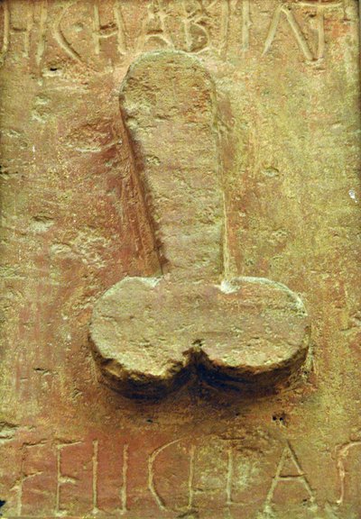 Tablica z fallusem otoczona łacińskimi napisami „Hic habitat felicitas” autorstwa Roman