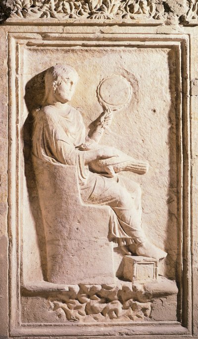 Płaskorzeźba przedstawiająca rzymską damę z lustrem autorstwa Roman