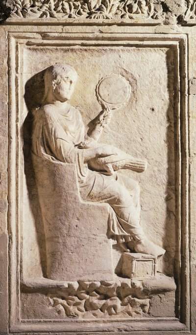 Relief przedstawiający rzymską damę z lustrem (kamień) autorstwa Roman