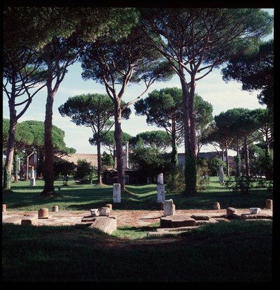 Sztuka rzymska: widok ruin macellum (Plac Marche) stanowiska archeologicznego Ostia autorstwa Roman