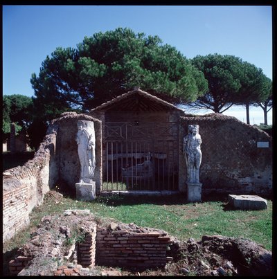Sztuka rzymska: widok ruin sanktuarium boskiego Attysa (lub Atys), rejon IV autorstwa Roman
