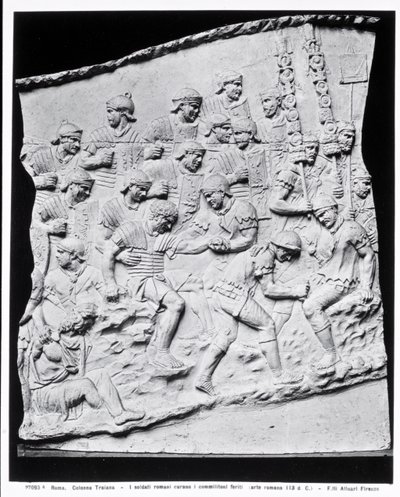 Rzymscy żołnierze leczący rannych, odlew z Kolumny Trajana, 113 ne (marmur) (zdjęcie czarno-białe) autorstwa Roman