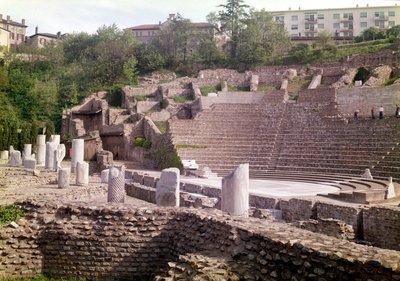 Starożytność rzymska: teatr rzymski w Lyonie na wzgórzu Fourviere (Rhone) z I wieku p.n.e. autorstwa Roman