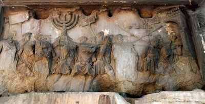 Sztuka rzymska: „Triumfalny orszak arki przymierza z Menorą lub Menorą (świecznik z 7 gałązkami)”” Płaskorzeźba I wieku. Łuk Tytusa, Foro Romano (forum rzymskie), Rzym autorstwa Roman