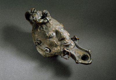 Sztuka rzymska: brązowa lampa naftowa w kształcie twarzy. I lub II wiek naszej ery. Hiszpania Museo di Ampurias (Empurias) autorstwa Roman