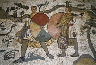 Sztuka rzymska: detal mozaiki „Duża część myśliwska”” Broń myśliwych o dużych tarczach. 315-350 n.e. Piazza Armerina, Villa Romana del Casale autorstwa Roman