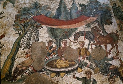 Sztuka rzymska: detal mozaiki „Mała część myśliwska”” Myśliwi odpoczywają i jedzą obiad w lesie. 315-350 n.e. Piazza Armerina, Villa Romana del Casale autorstwa Roman