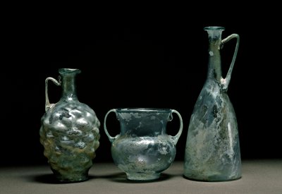 Sztuka rzymska: szklane butelki i dzbanek. I i II wiek naszej ery. Museo Nacional de Arte Romano Madryt autorstwa Roman
