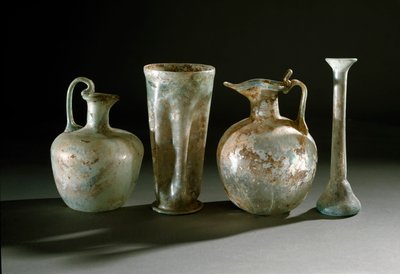 Sztuka rzymska: dzbanki, dzbanki i szklane wazony z Pompei. Museo Archeologico Nazionale z I wieku, Neapol autorstwa Roman