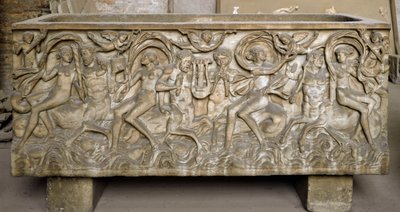 Sztuka rzymska: sarkofag zdobi płaskorzeźby przedstawiające orszak menad, centaurów tańczących i grających muzykę. Koniec III wieku. Museo Nazionale Romano (o delle Terme), Rzym autorstwa Roman