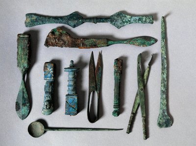 Sztuka rzymska: zestaw narzędzi chirurgicznych z Domu Chirurga w Pompejach. I wiek p.n.e. Neapol, Museo Archeologico Nazionale autorstwa Roman