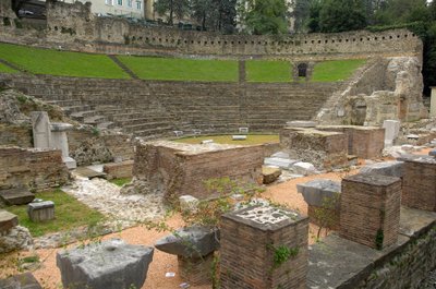 Sztuka rzymska: widok teatru rzymskiego (1 pne), Triest Włochy (zdjęcie) autorstwa Roman