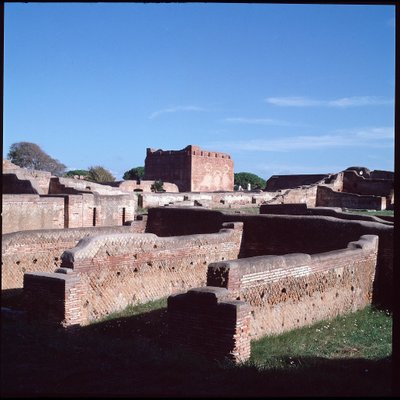 Sztuka rzymska: widok ruin stanowiska archeologicznego Ostia autorstwa Roman