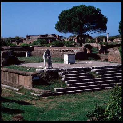 Sztuka rzymska: widok ruin świątyni Herkulesa i posąg Gajusza Cartiliusa Popplicoli, obywatela Ostii autorstwa Roman
