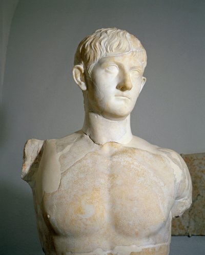 Cywilizacja rzymska, marmurowy posąg Druzusa III, syna Germanika i Agrypiny Starszej z Roselle, Augusteum, region Toskania, Włochy autorstwa Roman