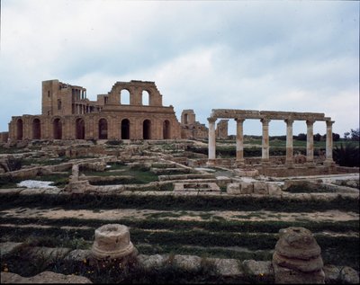 Teatr rzymski i dom perystylowy, II-III w. autorstwa Roman