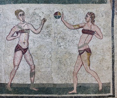Pokój Dziewczyn reprezentujących zawodniczki biorące udział w zawodach lekkoatletycznych w dwuczęściowym stroju kąpielowym (mozaika) autorstwa Roman