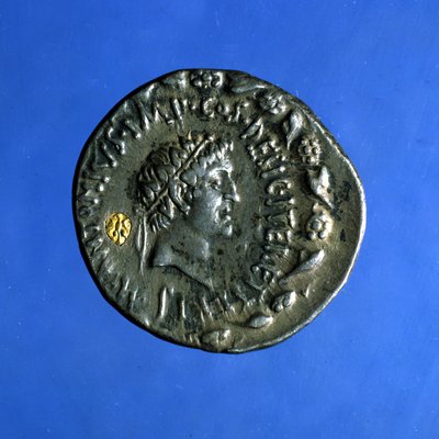Srebrna i złota moneta z podobizną Antoniego lub Marka Antoniego (83 pne - 30 pne), rzymskiego polityka, który rządził z Kleopatrą. autorstwa Roman