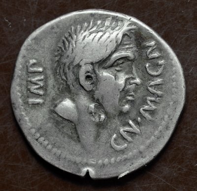 Srebrna moneta z wizerunkiem Pompejusza Wielkiego (Gneo Pompeo Wielki lub Gnaeus Pompeius Magnus autorstwa Roman