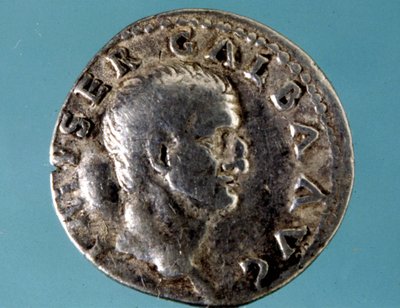 Srebrna moneta z podobizną cesarza rzymskiego Galby (5 pne - 69 ne) JC. Zbiór medalu z Mediolanu. autorstwa Roman