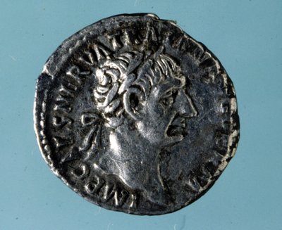 Srebrna moneta z podobizną cesarza rzymskiego Nerwy (26 - 98). autorstwa Roman