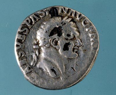 Srebrna moneta z podobizną cesarza rzymskiego Wespazjana (9 - 79). autorstwa Roman