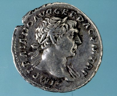 Srebrna moneta z podobizną cesarza romańskiego Trajana (53 - 117). Kolekcja medalu Mediolanu. autorstwa Roman