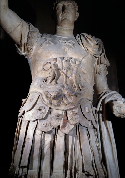 Statua cesarza rzymskiego Trajana (Marcus Ulpius Traianus lub Traiano) (53-117 ne) stojący, pancernik. Fragment zbroi przedstawiający cesarza Domicjana (Domiziano lub Domitianus) (51-96). Około 108 AD. Słońce 2 m Paryż, Luwr autorstwa Roman