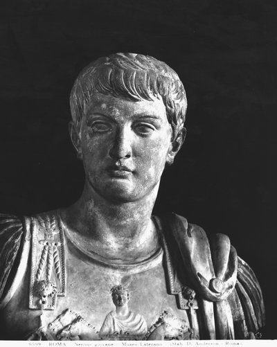 Posąg młodego Nerona (37-68 ne) ok.54 (marmur) (zdjęcie czarno-białe) (szczegół) autorstwa Roman