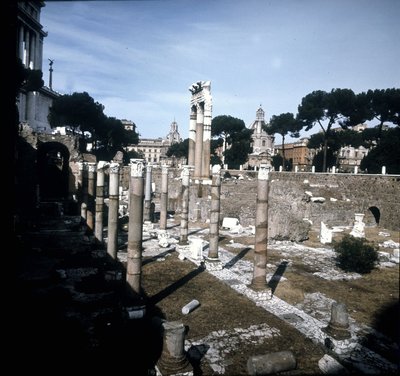 Forum Cezara rozpoczęło się w -54 pne i zakończyło za cesarza Augusta (Oktawiana lub Oktawiana) (63 pne - 14). Rzym. autorstwa Roman