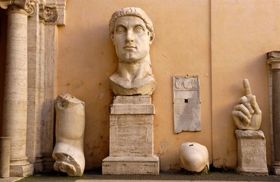 Dziedziniec Pałacu Konserwatystów (Palazzo dei conservatori) w Musei Capitolini (Capitol): fragmenty kolosalnego posągu Konstantyna z lat 313-324 (marmur) autorstwa Roman