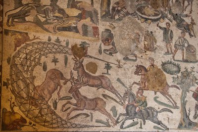 Trzeci pokój prywatnego mieszkania, mozaika podłogowa, Villa Romana del Casale, Piazza Armerina, Sycylia, Włochy (zdjęcie) autorstwa Roman