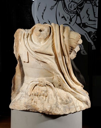 Tułów Lucio Licinio Murena inspirowany koniem Aleksandra z brązowej grupy Lysippos poświęcony Dionowi, 67 ne (marmur) autorstwa Roman