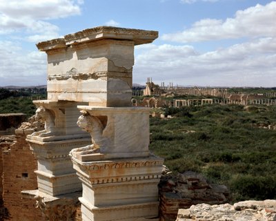 Widok na kolumny bazyliki, II wne autorstwa Roman