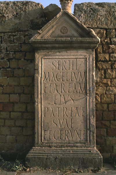 Stela z napisem na rynku Sertius High Imperial Okres (27 pne-395 AD) autorstwa Roman Imperial Period