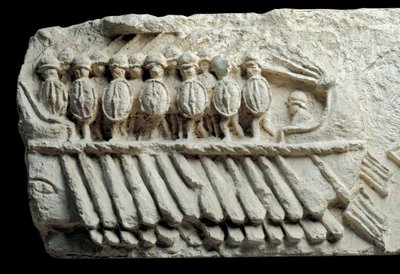 Birema niosąca uzbrojonych żołnierzy (niska płaskorzeźba) autorstwa Roman Roman