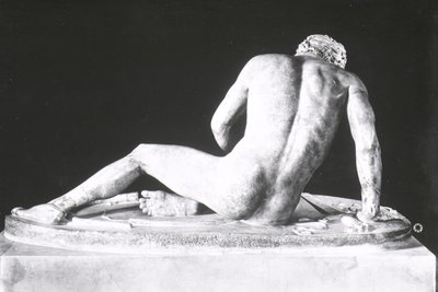 Dying Gal, kopia greckiego oryginału z ok. 230-220 pne autorstwa Epigonos (marmur) (zdjęcie czarno-białe) (widok z tyłu) autorstwa Roman Roman