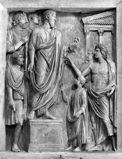 Marek Aureliusz (AD 121-180) wygłaszający przemówienie na forum lub Hadrian (AD 76-138) wygłaszający mowę pogrzebową dla Sabine, prawdopodobnie III lub IV wne (marmur) (zdjęcie czarno-białe) autorstwa Roman Roman