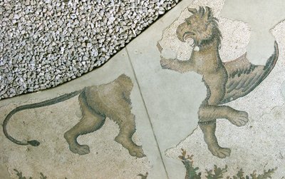 Mozaika przedstawiająca Gryfa Lwa, Bazar Arasta, Meczet Sułtana Ahmeta, Stambuł. autorstwa Roman Roman