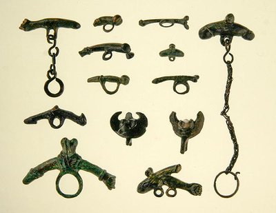 Amulety Phalloi (brąz) autorstwa Roman Roman