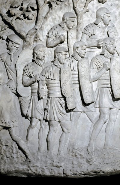 Sztuka rzymska: „”Legioniści rzymscy gotowi do bitwy”” Forma z 1862 roku odtwarzająca płaskorzeźby kolumny Trajana (kolumna Trajane) (Colonna Traiana) w Rzymie zbudowanej za panowania cesarza Trajana (53-117). Kolumna Trajane upamiętnia zwycięzcę autorstwa Roman Roman
