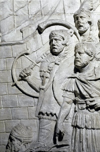 Sztuka rzymska: „”Wojownicy rzymscy podczas pierwszej wojny w Dacji”” Forma z 1862 roku odtwarzająca płaskorzeźby kolumny Trajana (kolumna Trajane) (Colonna Traiana) w Rzymie zbudowanej za panowania cesarza Trajana (53-117) . Kolumna Trajane upamiętnia autorstwa Roman Roman