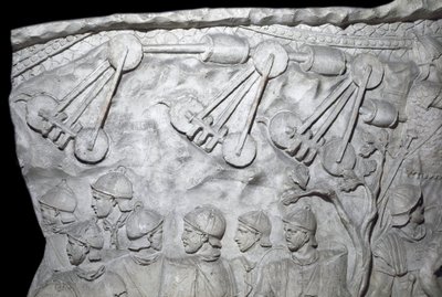 Sztuka rzymska: „”Maszyny wojenne podczas II wojny”” Forma z 1862 roku odtwarzająca płaskorzeźby kolumny Trajana (kolumna Trajane) (Colonna Traiana) w Rzymie zbudowanej za panowania cesarza Trajana (53-117). Kolumna Trajane upamiętnia zwycięzcę autorstwa Roman Roman