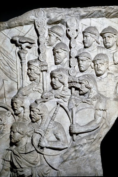 Sztuka rzymska: „”Wojownicy niosący Vexillum (sztandary rzymskie)””Forma z 1862 roku odtwarzająca płaskorzeźby kolumny Trajana (kolumna Trajane) (Colonna Traiana) w Rzymie zbudowanej za panowania cesarza Trajana (53-117). Kolumna Trajane upamiętnia v autorstwa Roman Roman