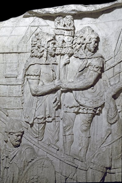 Sztuka rzymska: „”Wojownicy niosący rzymskiego orła (Aquiliferes)”” Forma z 1862 roku odtwarzająca płaskorzeźby kolumny Trajana (kolumna Trajane) (Colonna Traiana) w Rzymie zbudowanej za panowania cesarza Trajana (53-117) . Kolumna Trajane upamiętnia autorstwa Roman Roman