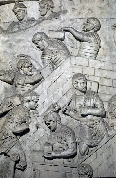 Sztuka rzymska: „”budowa fortu w rzymskim obozie”” Forma z 1862 roku odtwarzająca płaskorzeźby kolumny Trajana (kolumna Trajane) (Colonna Traiana) w Rzymie zbudowanej za panowania cesarza Trajana (53-117) . Kolumna Trajane upamiętnia t autorstwa Roman Roman