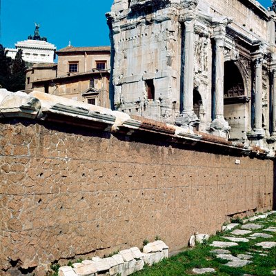 Forum Romanum: widok na Rostri (Rostra), gdzie odbywały się spotkania. Rzym autorstwa Roman Roman