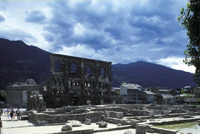 Teatr rzymski z Aosty. autorstwa Roman Roman