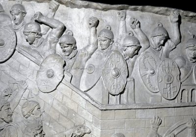 Sztuka rzymska: „”Żołnierze rzymscy w obronie twierdzy”” Forma z 1862 roku odtwarzająca płaskorzeźby kolumny Trajana (kolumna Trajane) (Colonna Traiana) w Rzymie zbudowanej za panowania cesarza Trajana (53-117). Kolumna Trajane upamiętnia vi autorstwa Roman Roman