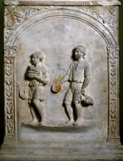 Sztuka rzymska: ołtarz grobowy przedstawia dwóch służących niosących przedmioty do złożenia ofiary. Płaskorzeźba. Rzym, Museo Nazionale Romano autorstwa Roman Roman